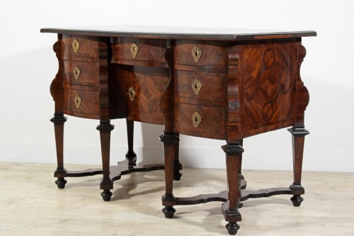 French Regence - Bureau Mazzarina veneered in violet wood, Turin, early 18th century