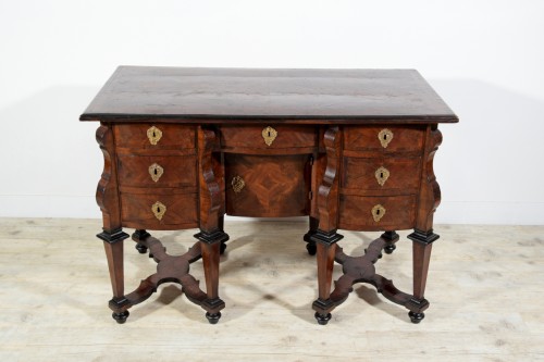 Antiquités - Bureau Mazzarina veneered in violet wood, Turin, early 18th century