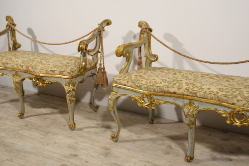 Antiquités - Paire de bancs baroques en bois sculpté, laqué et doré, Rome XVIIIe siècle