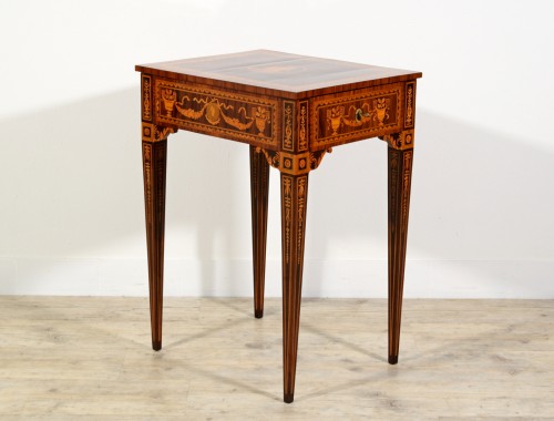 Table de salon néoclassique en bois marqueté, Italie fin du XVIIIe siècle  - Mobilier Style Louis XVI
