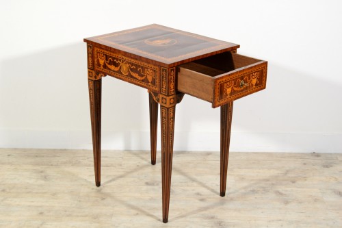 XVIIIe siècle - Table de salon néoclassique en bois marqueté, Italie fin du XVIIIe siècle 