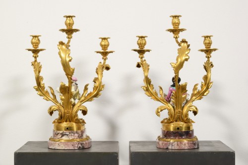 Antiquités - 19th Century, Pair of French Bronze Candlesticks with Polychrome Porcelain