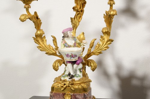 Antiquités - 19th Century, Pair of French Bronze Candlesticks with Polychrome Porcelain