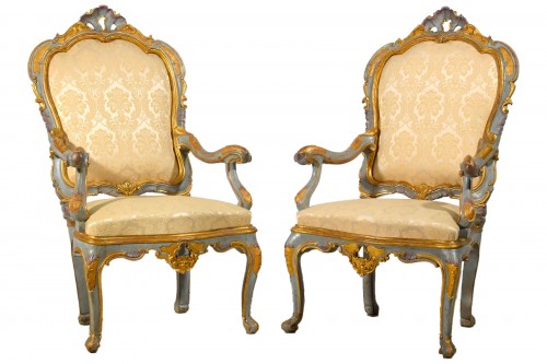 Paire de fauteuils vénitiens du XVIIIe siècle en bois sculpté doré et laqué