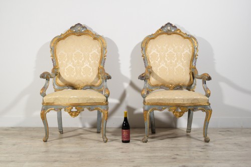 XVIIIe siècle - Paire de fauteuils vénitiens du XVIIIe siècle en bois sculpté doré et laqué
