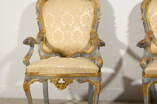 Louis XV - Paire de fauteuils vénitiens du XVIIIe siècle en bois sculpté doré et laqué