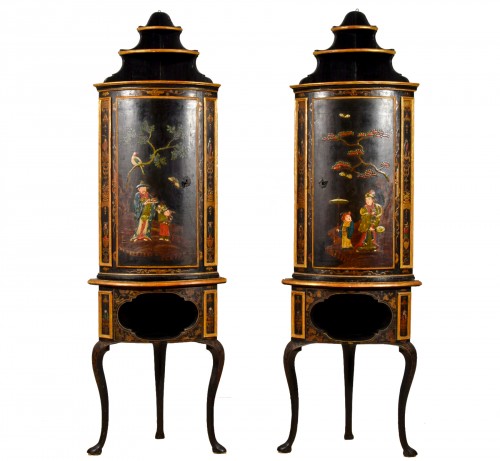 18th Century, Pair of Italian Rococo Chinoiserie Lacquered Wood Corner Cabi