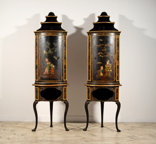 18th Century, Pair of Italian Rococo Chinoiserie Lacquered Wood Corner Cabi - Furniture Style Louis XV