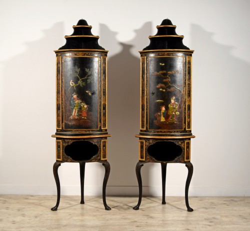 Paire d’encoignures en bois laqué à décor de chinoiserie, Italie milieu du XVIIIe siècle - Mobilier Style Louis XV