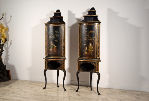 18th Century, Pair of Italian Rococo Chinoiserie Lacquered Wood Corner Cabi - 