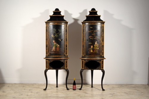 Louis XV - 18th Century, Pair of Italian Rococo Chinoiserie Lacquered Wood Corner Cabi