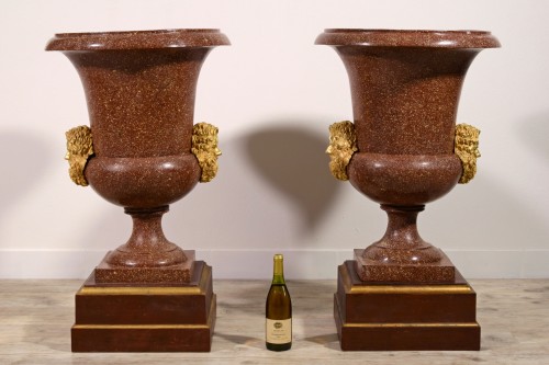 Paire de vases en bronze laqué faux porphyre, Rome XXe siècle - 