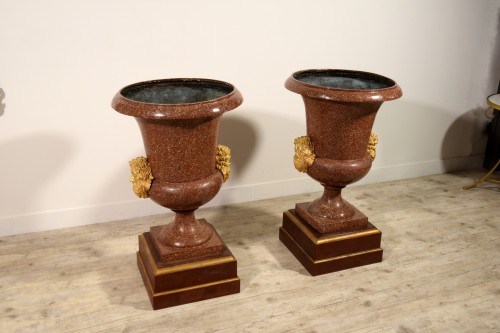 Antiquités - Paire de vases en bronze laqué faux porphyre, Rome XXe siècle