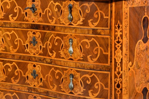 Antiquités - Commode en placage et marqueterie, Piémont 1ere moitié du XVIIIe siècle