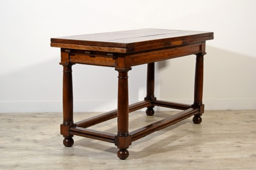Table extensible en bois de noyer, Italie XVIIIe siècle - 