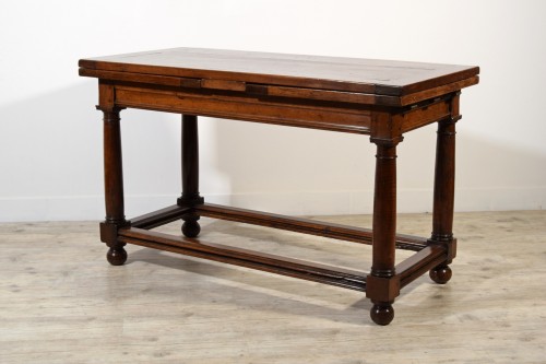 - Table extensible en bois de noyer, Italie XVIIIe siècle