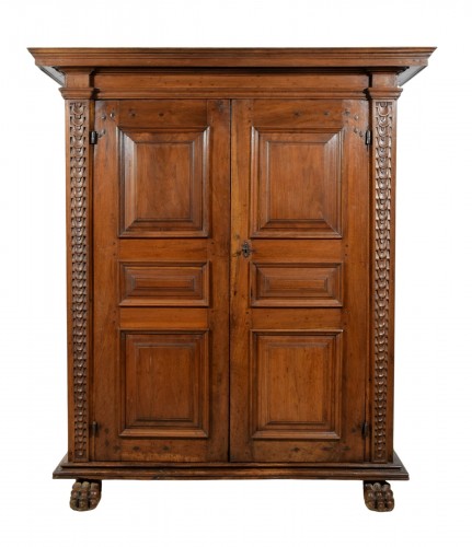 Armoire en noyer massif sculpté, Toscane XVIIe siècle