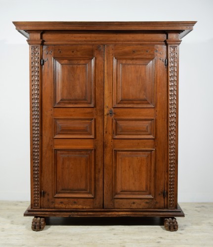 Armoire en noyer massif sculpté, Toscane XVIIe siècle - Mobilier Style Louis XIII