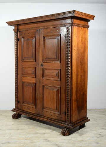 Mobilier Armoire - Armoire en noyer massif sculpté, Toscane XVIIe siècle