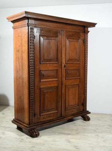 Armoire en noyer massif sculpté, Toscane XVIIe siècle - Brozzetti Antichità