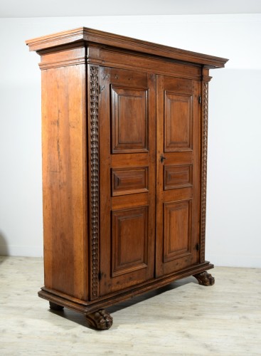 XVIIe siècle - Armoire en noyer massif sculpté, Toscane XVIIe siècle