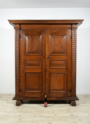 Armoire en noyer massif sculpté, Toscane XVIIe siècle - Louis XIII