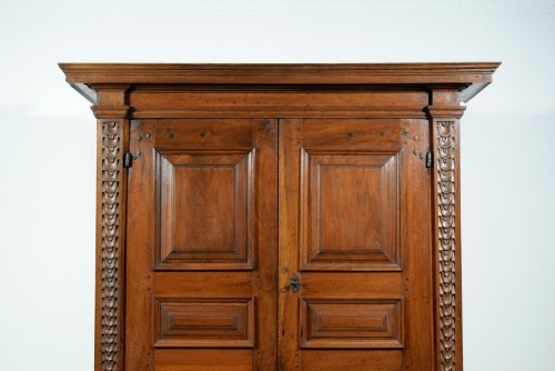 Louis XIII - Armoire en noyer massif sculpté, Toscane XVIIe siècle