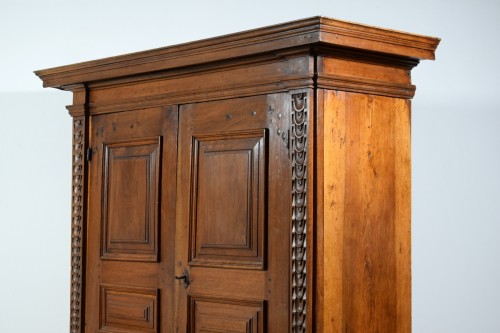 Antiquités - Armoire en noyer massif sculpté, Toscane XVIIe siècle