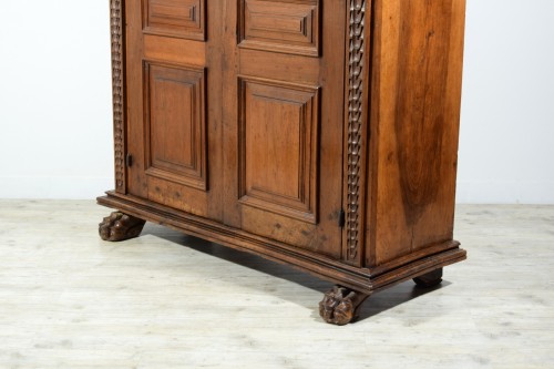 Antiquités - Armoire en noyer massif sculpté, Toscane XVIIe siècle
