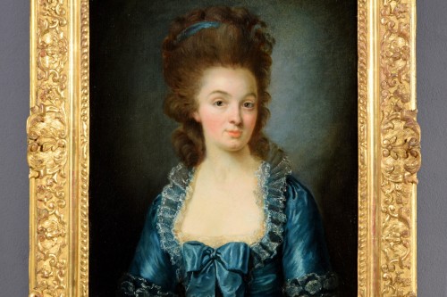 Portrait d’une jeune femme en robe bleue, France fin du XVIIIe siècle - Louis XV