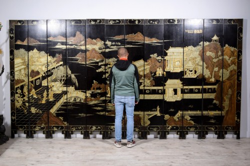 XIXe siècle - Paravent à douze feuilles en bois laqué noir et décoré à l’or, Chine XIXe siècle