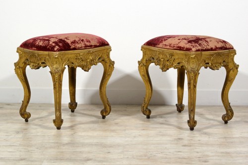 XVIIIe siècle - Paire de tabourets baroques en bois sculpté et doré, France XVIIe siècle
