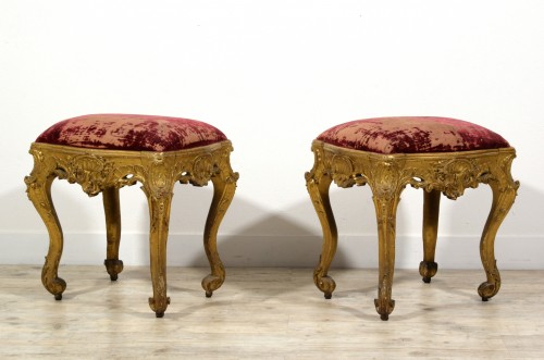 Antiquités - Paire de tabourets baroques en bois sculpté et doré, France XVIIe siècle