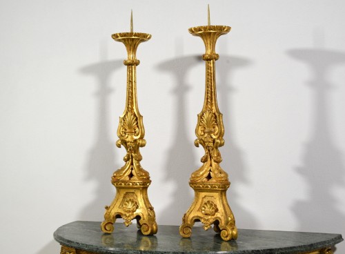 Lighting  - 18th century, Pair of Neoclassical Italian carved and gilt wood candlestick