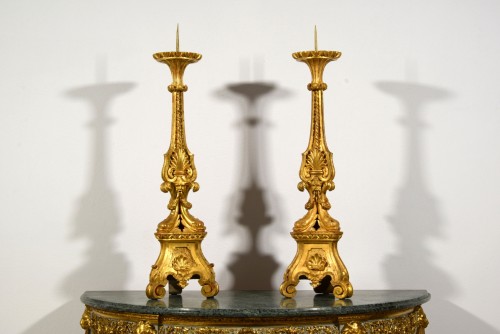 18th century, Pair of Neoclassical Italian carved and gilt wood candlestick - 