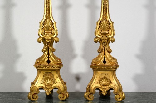 18th century - 18th century, Pair of Neoclassical Italian carved and gilt wood candlestick