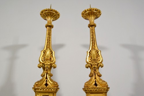 Antiquités - 18th century, Pair of Neoclassical Italian carved and gilt wood candlestick