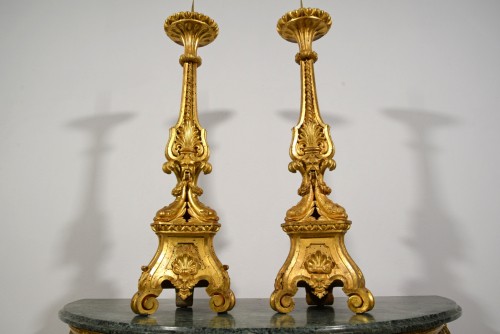 Antiquités - 18th century, Pair of Neoclassical Italian carved and gilt wood candlestick