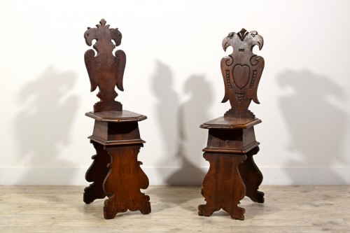 Two walnut stools, Tuscany early 18th century - Seating Style 