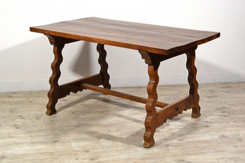 Carved Solid Walnut Side Table, Northern Italy Late 17th Century - Furniture Style 