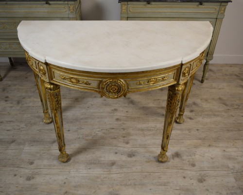 18th Century, Italian Neoclassical HalfMoon Lacquered and Gilt Wood Console - Furniture Style Louis XVI