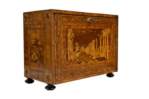 Petit cabinet en bois marqueté avec caprices architecturaux, Allemagne XVIIe siècle
