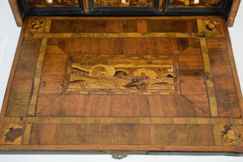 Mobilier Cabinet & Coffre - Petit cabinet en bois marqueté avec caprices architecturaux, Allemagne XVIIe siècle