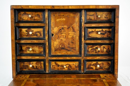 XVIIe siècle - Petit cabinet en bois marqueté avec caprices architecturaux, Allemagne XVIIe siècle