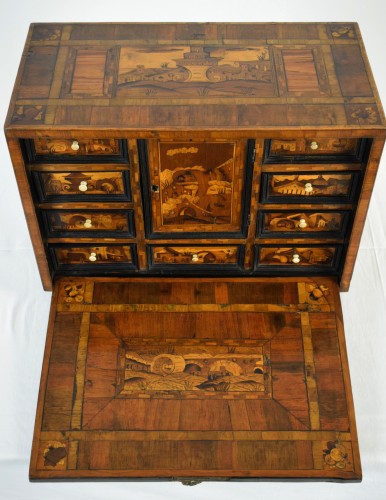 Petit cabinet en bois marqueté avec caprices architecturaux, Allemagne XVIIe siècle - Louis XIV