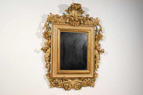 XVIIIe siècle - Grand miroir laqué et doré à motifs rocaille, Italie, début du 18e siècle