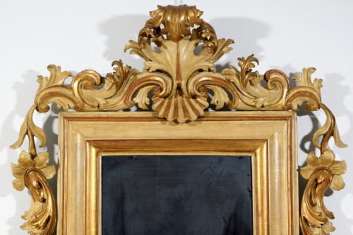 Antiquités - Grand miroir laqué et doré à motifs rocaille, Italie, début du 18e siècle
