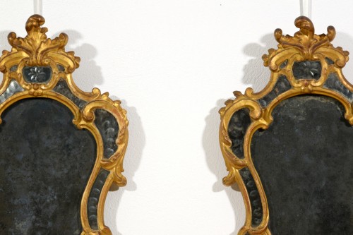 Antiquités - Paire de petits miroirs piémontais en bois doré, Italie, XVIIIe siècle