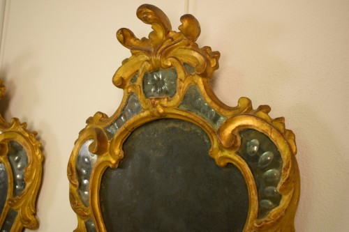 Antiquités - Paire de petits miroirs piémontais en bois doré, Italie, XVIIIe siècle