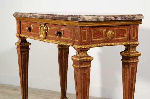 XVIIIe siècle - Console en bois doré et laqué à fond rouge